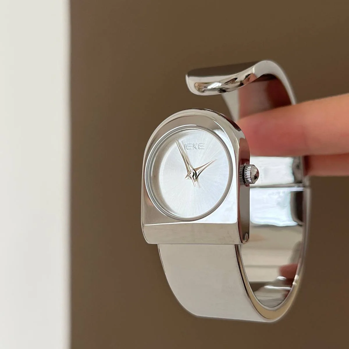 IEKE Ladies Bangle Watch Gift Set - Gold